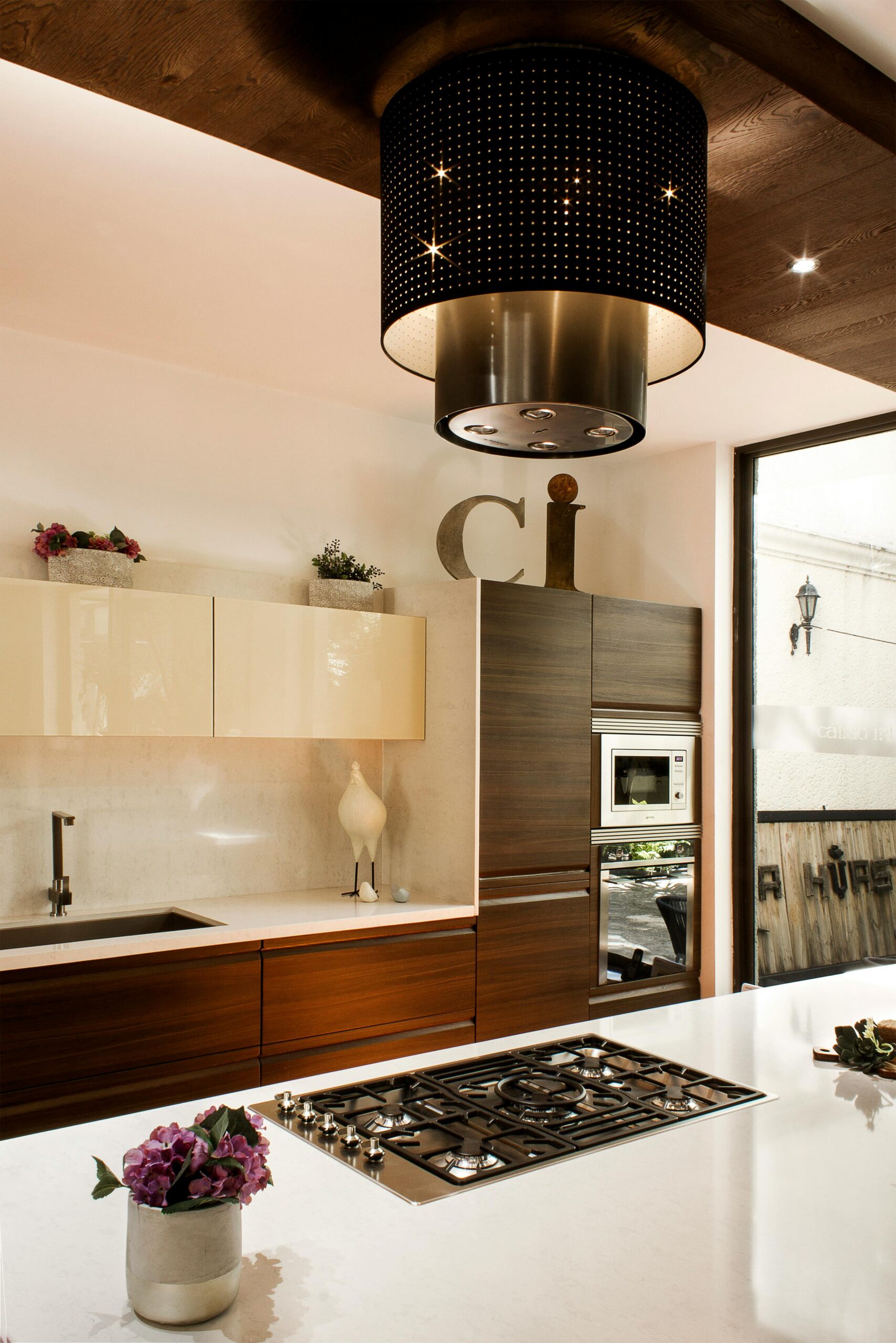 Stylish modern kitchen in Mexico City with sleek design and elegant decor.